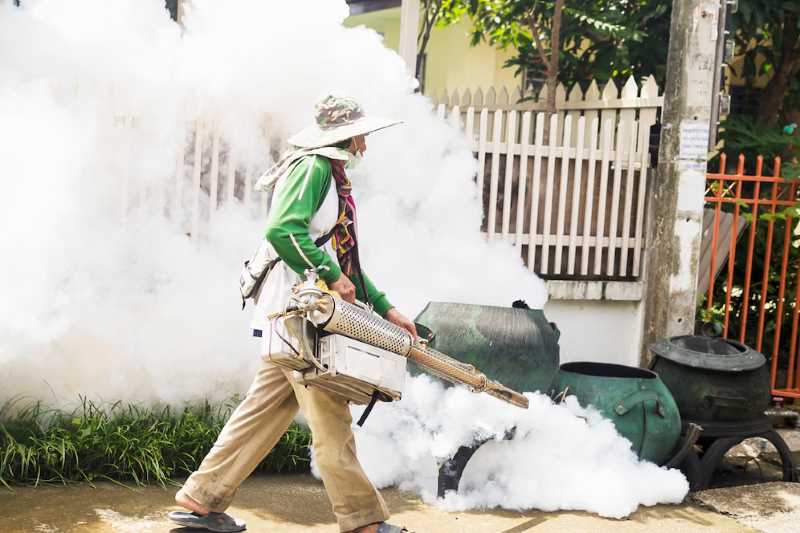 Phun thuốc diệt muỗi bằng máy phun sương nóng